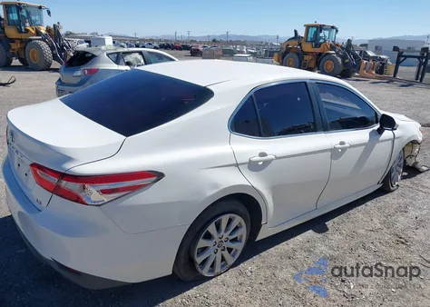2018 Toyota Camry Le z USA, uszkodzony, nr VIN JTNB11HK4J3011063